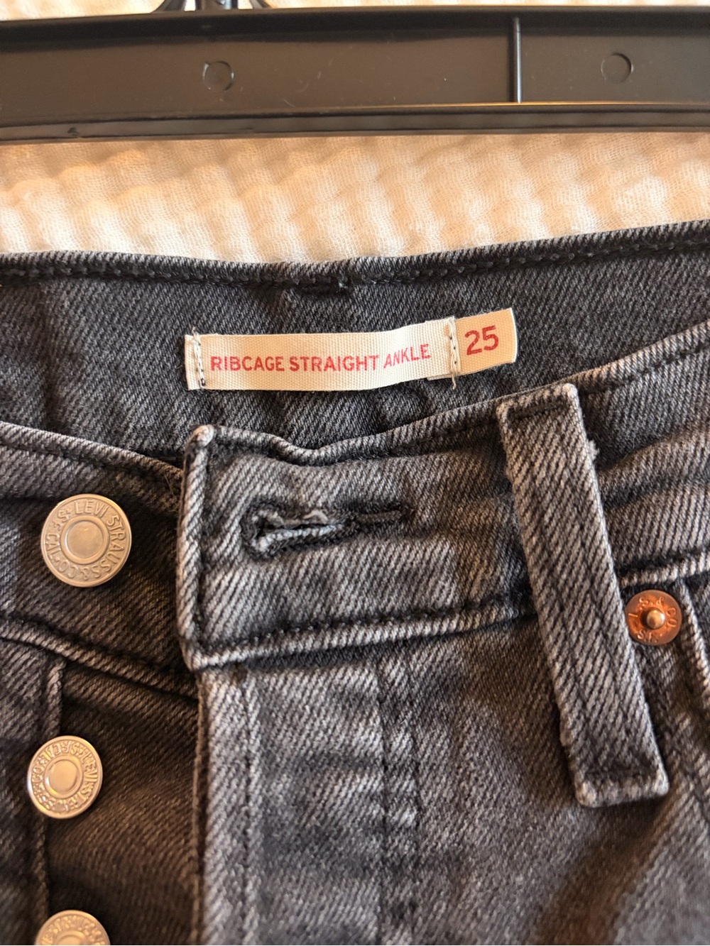 Levi’s Ribcage Straight Ankle Jeans Size 25 Black Wash High Rise Button Fly - Picture 3 of 4